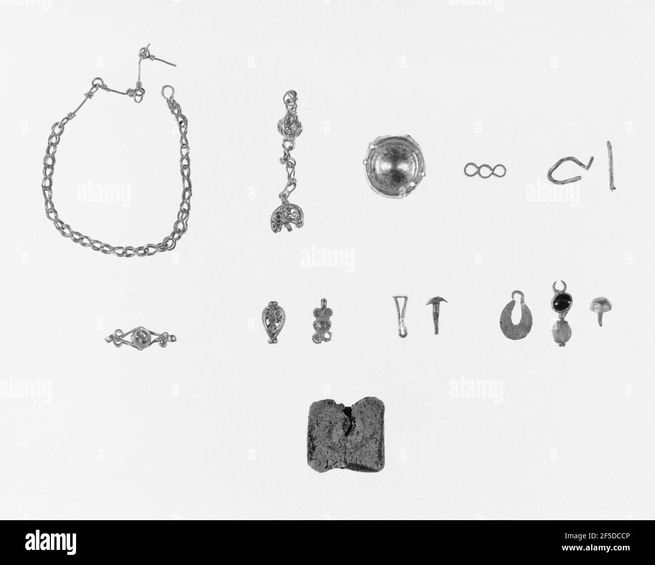 Gruppo di quattordici frammenti di Gioielli antichi d'oro e un pendente in vetro incrostato. Sconosciuto Foto Stock