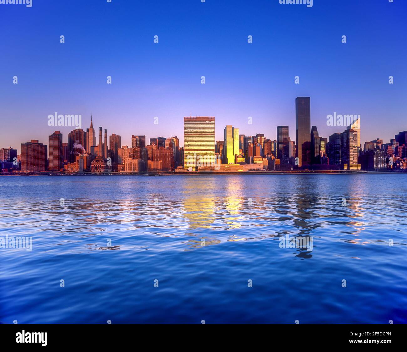 2002 STORICO SKYLINE DI MIDTOWN MANHATTAN NEW YORK CITTÀ STATI UNITI Foto Stock