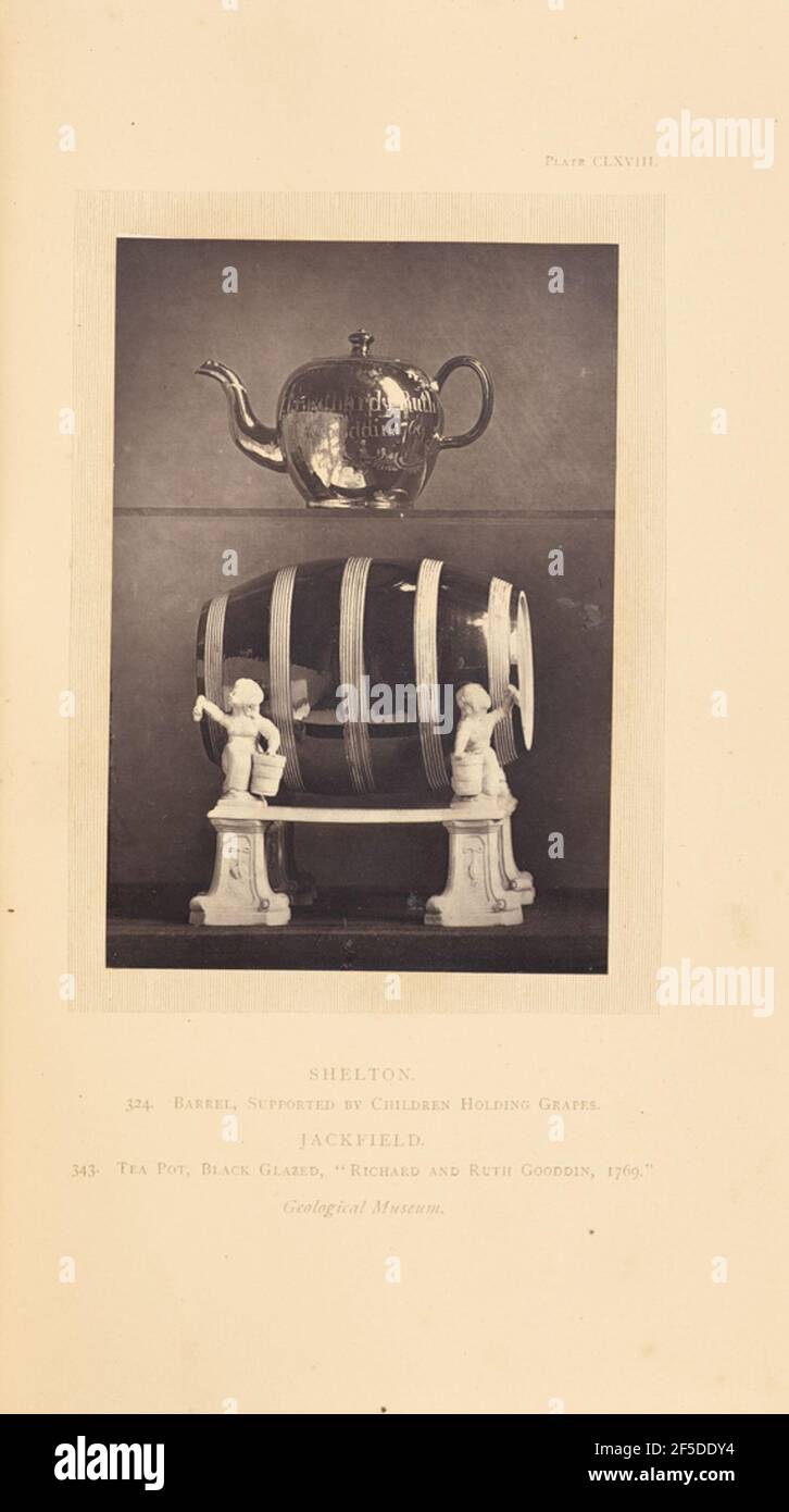 Tea pot e barile. Una pentola da tè su un ripiano sopra un barile sorretto da statue di bambini che tengono barili di uva. I bambini si siedono su dei piedistallo decorati che si allargano alla base, e il barile è dipinto con bande a righe. La pentola del tè ha un corpo rotondo, manico ad anello e beccuccio curvo. Dipinte sul lato sono le parole 'Richard e Ruth Gooddin. 1769' circondato da un bordo di chiocciola e fogliame. (Recto, mount) in alto a destra, stampato in inchiostro nero: 'PLATE CLXVIII.' Centro inferiore, stampato in inchiostro nero: 'HELTON. / 324. BARILE, SOSTENUTO DA BAMBINI CHE TENGONO L'UVA. / JACKFIELD. / 343. TEA POT, Foto Stock