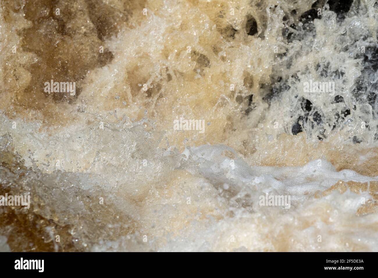 Cascata sul fiume Ribble dopo autunnal downpour, churning acqua, North Yorkshire, Regno Unito Foto Stock