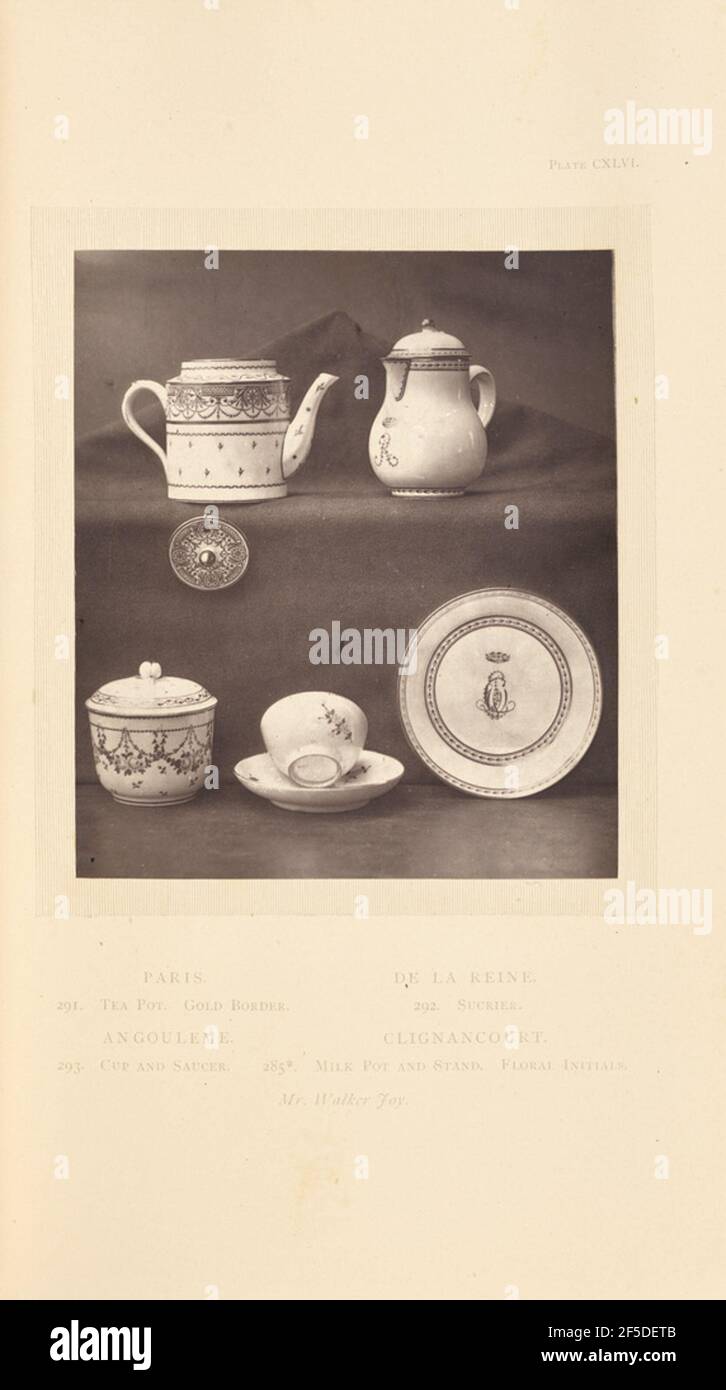 Tea pot, lattiera, zuccheriera, tazza e piatto. Una pentola del tè e una pentola del latte fianco a fianco su un riser dietro una pentola dello zucchero, una tazza e un piatto. La pentola del tè e la pentola dello zucchero sono entrambe decorate con ghirlande floreali e motivi floreali. La pentola del latte e la piastra sono dipinte con iniziali floreali sotto una corona di fiori. (Recto, mount) in alto a destra, stampato in inchiostro nero: 'PIASTRA CXLVI.' Centro inferiore, stampato in inchiostro nero: 'PARIS. Space DE LA REINE. / 291. TEA POT. Spazio BORDO ORO 292. SUCRIER. / ANGOULEME. Spazio CLIGNANCOURT. / 293. TAZZA E PIATTINO. SPAZIO 285*. VASETTO E SUPPORTO PER IL LATTE. FLOREALE IN Foto Stock