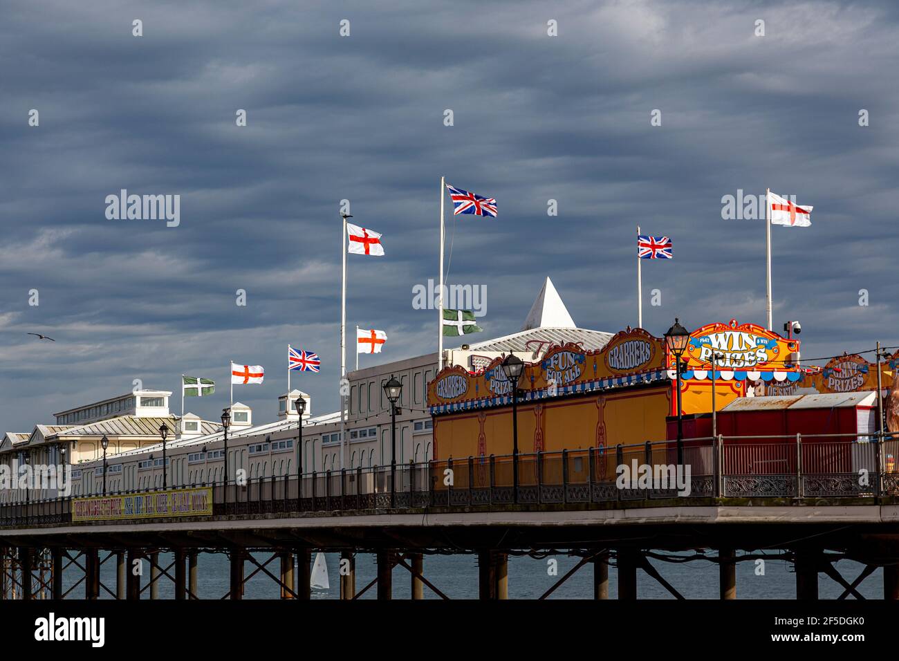 Bandiera britannica, bandiera inglese, Bunting, Inghilterra, Flying, Wind, Brexit, St. Georges Day, Blue, British Culture, Cielo chiaro, nuvola - cielo, partito conservatore Foto Stock