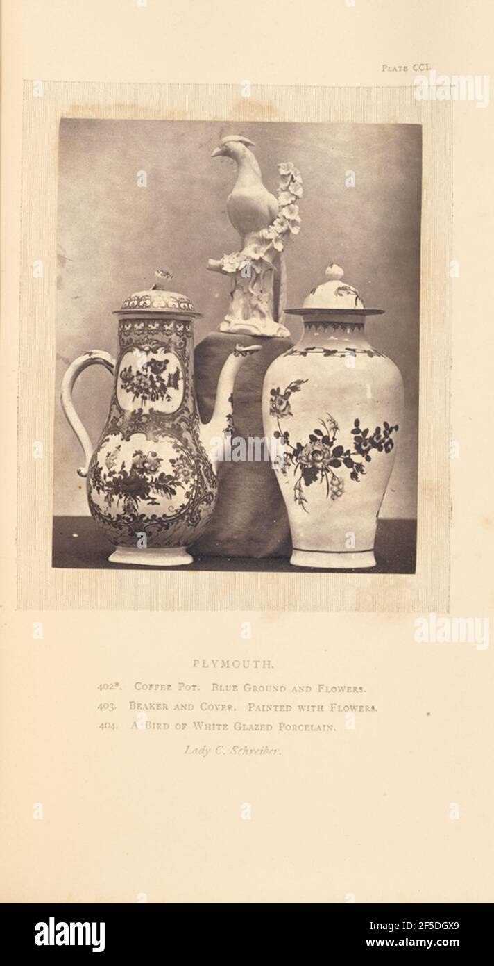 Caffettiera, vaso e figurine. Una porcellana di un uccello e fiori su un piedistallo dietro una caffettiera e un vaso con un coperchio. La caffettiera e il vaso sono entrambi dipinti con fiori. (Recto, mount) in alto a destra, stampato in inchiostro nero: 'PLATE CCI.' Centro inferiore, stampato in inchiostro nero: 'PLYMOUTH. / 402*. CAFFETTIERA. TERRA BLU E FIORI. / 403. BICCHIERE E COPERCHIO. DIPINTO CON FIORI. / 404. UN UCCELLO DI PORCELLANA SMALTATA BIANCA. / Signora C. Schreiber. Corsivo' Foto Stock