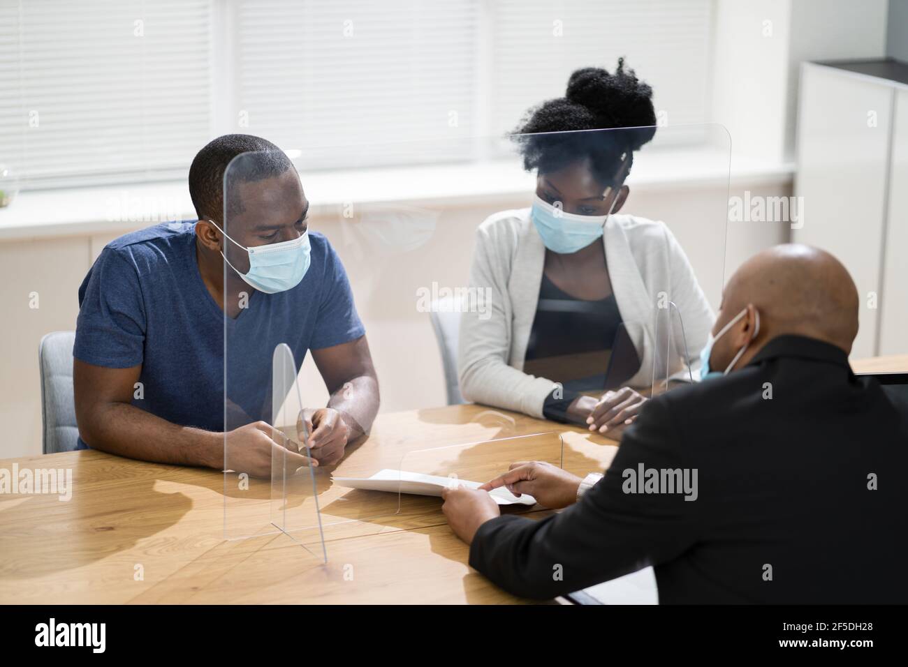 Cliente in maschera faccia Consulente Avvocato o Agente assicurativo Foto Stock