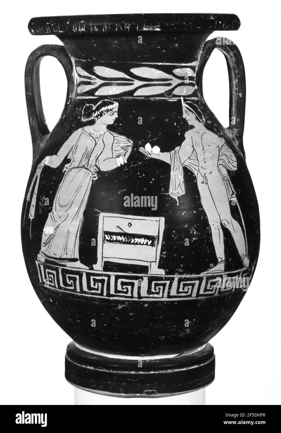 Pelike, figura rossa pugliese. Vicino al Berkeley Painter (Sud Italia (Apuliano), attivo 375 - 350 a.C.) Foto Stock