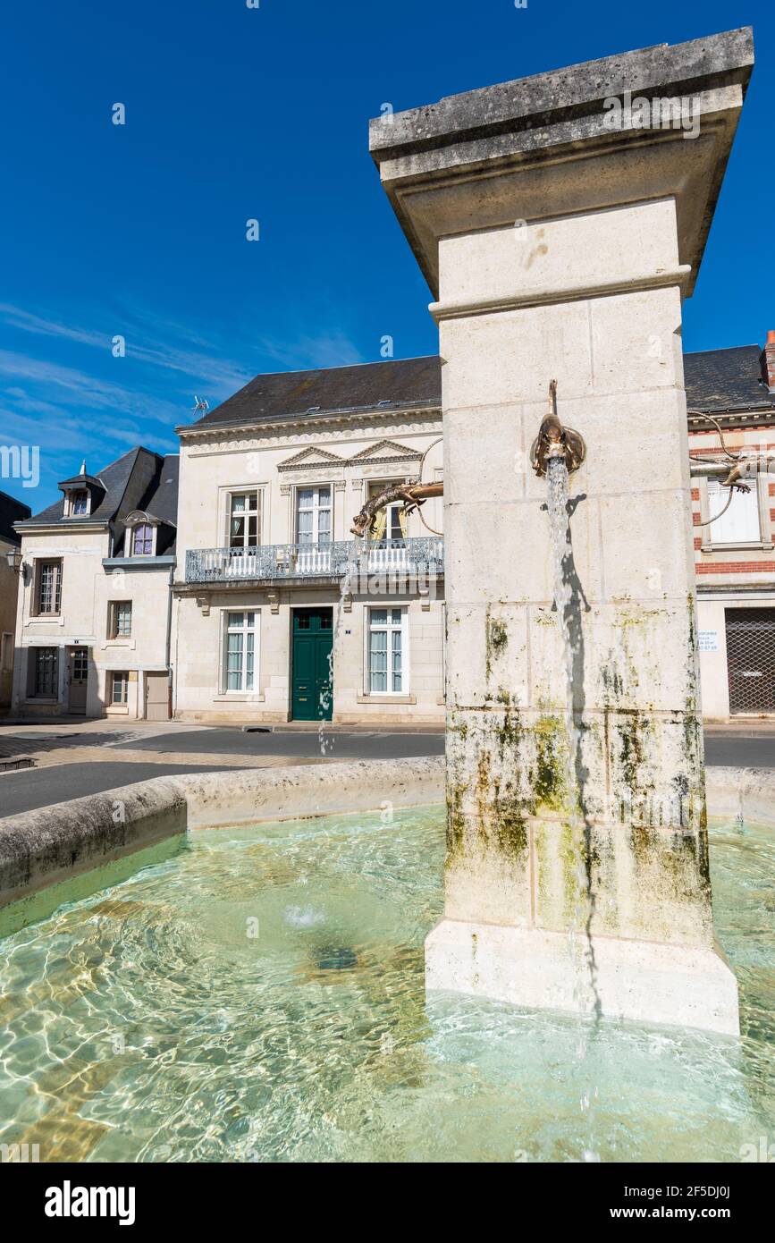 La città di Azay-le-Rideau, famosa per il suo incredibile castello. Foto Stock