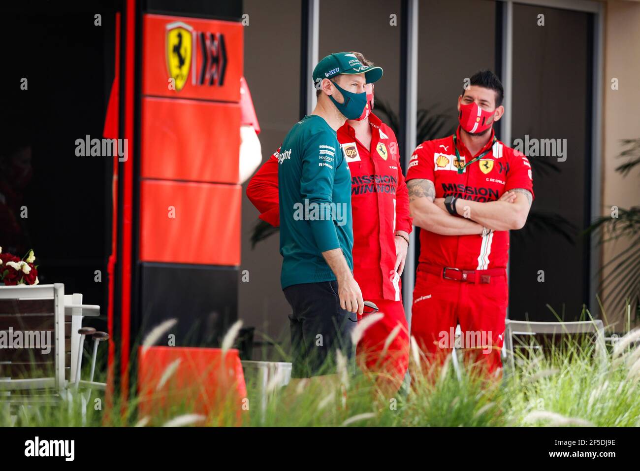 Sakhir, Bahrein. 26 Marzo 2021. Sakhir, Bahrein. 26 Marzo 2021. VETTEL Sebastian (ger), Aston Martin F1 AMR21, ritratto che saluta alla sua ex scuderia Ferrari durante il Gran Premio del Golfo Air Bahrain 2021 di Formula 1 dal 26 al 28 marzo 2021 sul circuito Internazionale del Bahrain, a Sakhir, Bahrain - Photo Florent Gooden/DPPI/LiveMedia Credit: Paola Benini/Alamy Live News Foto Stock