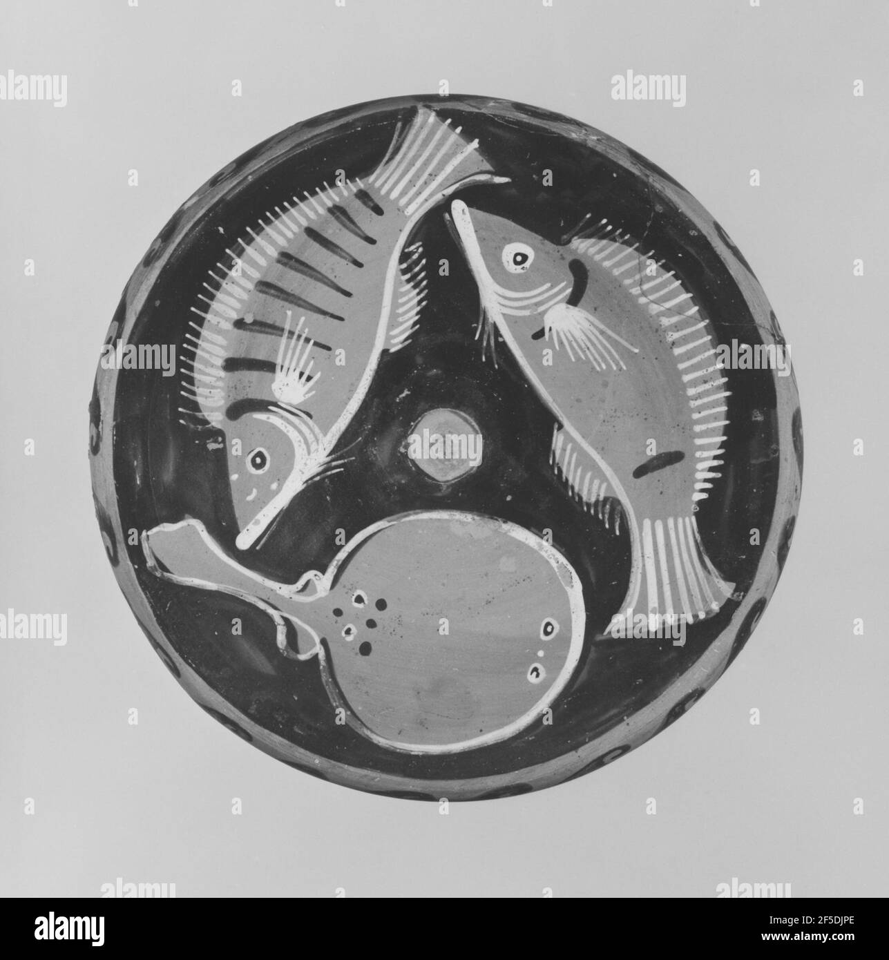 Piatto di pesce Campaniano a figura rossa. Attribuito al pittore De Bellis (Sud Italiano (Campaniano), attivo dal 350 al 325 a.C.) Foto Stock