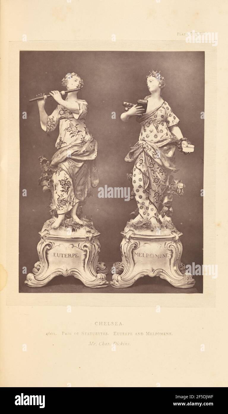 Coppia di stautette. Un paio di statuette in porcellana delle muse Euterpe e Melpomene. Euterpe suona un flauto e Melpomene tiene libri. Entrambi indossano abiti decorati con motivi floreali e si levano in piedi su piedistallo che portano i loro nomi. (Recto, mount) in alto a destra, stampato in inchiostro nero: 'PLATE CCXXV.' Centro inferiore, stampato in inchiostro nero: 'CHELSEA. / 460A. COPPIA DI STATUETTE. EUTERPE E MELPOMENE. / Sig. Chas. Dickins. Corsivo" Foto Stock