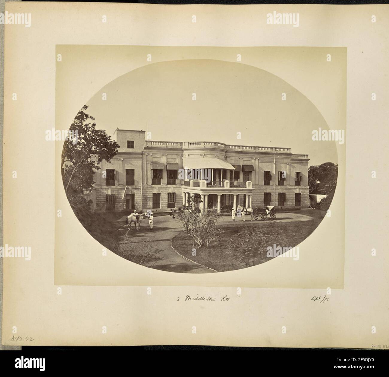 2 Middleton Street. Vista sul fronte di una grande casa in pietra. Un portico copre l'ingresso e presenta una tenda che copre parzialmente il secondo piano. Due uomini stanno con una carrozza trainata da cavalli sulla strada sterrata sulla destra, e due altri stanno con un cavallo saddled più lontano giù la guida sulla sinistra. (Recto, mount) in basso a sinistra, scritto a mano in matita: 'A42.92 (Bou)' in basso al centro, scritto a mano in inchiostro nero: '2 Middleton St.' In basso a destra, scritto a mano in inchiostro nero: 'Apr /70' Foto Stock