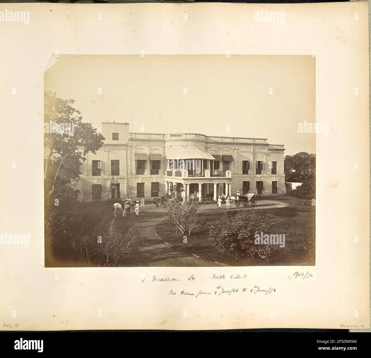 2 Middleton Street, North Side, la nostra Casa dal 4 Giugno '66 al 4 Giugno '72. Vista sul fronte di una grande casa in pietra. Un portico copre l'ingresso e presenta una tenda che copre parzialmente il secondo piano. Una donna si trova sotto il portico aperto, mentre due uomini stanno con una carrozza trainata da cavalli sulla destra, e due altri stanno con un cavallo saddled più lontano giù il viaggio sulla sinistra. (Recto, mount) in basso a sinistra, scritto a mano in matita: 'A42.91 (Bou)' in basso al centro, scritto a mano in inchiostro nero: '2 Middleton St. Space North Side / Our House dal 4 giugno, /66 al 4 giugno /72' in basso a destra, scritto a mano Foto Stock