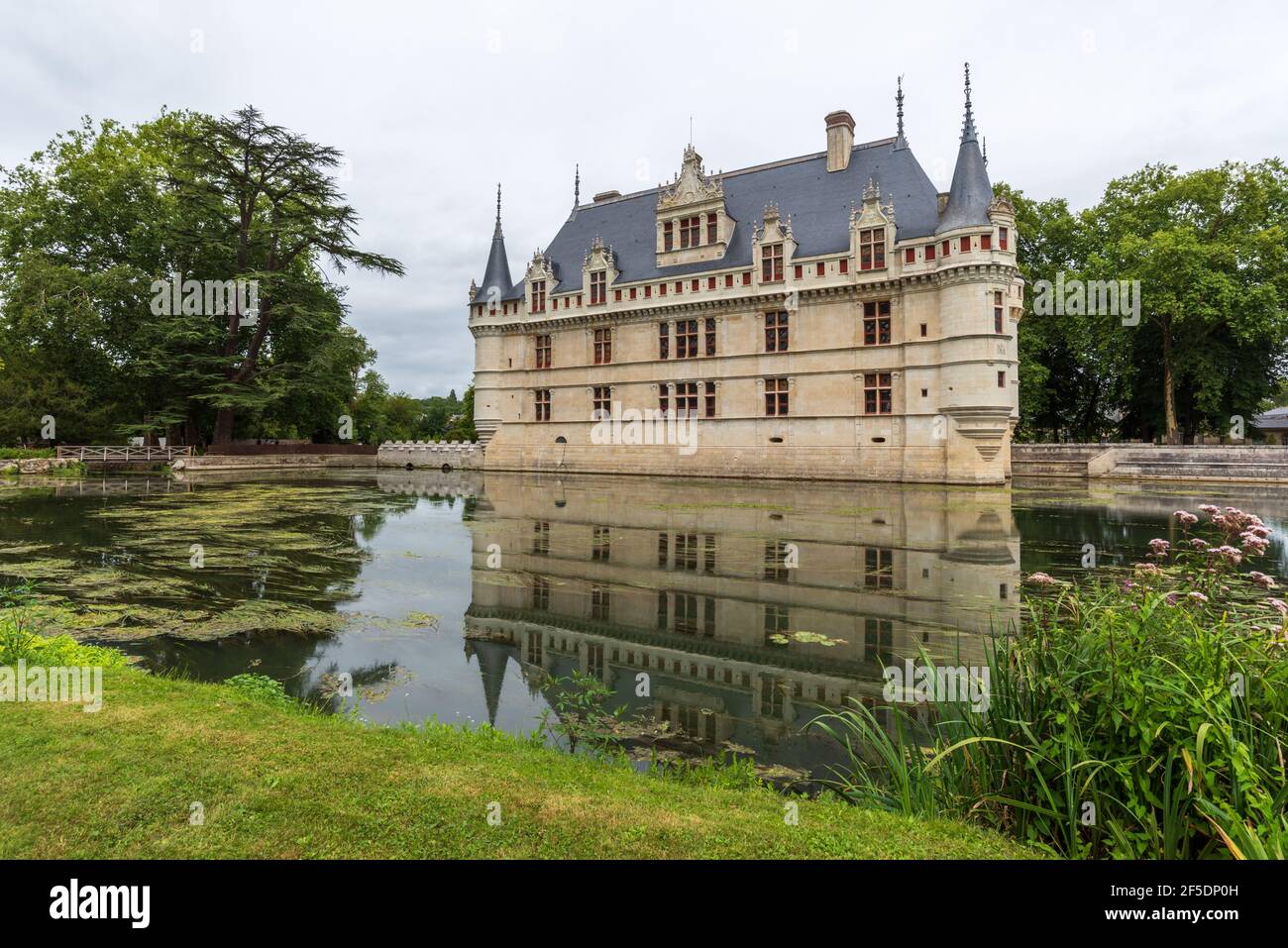 Il castello impessivo e molto popolare a Azay-le-Rideau nella Valle della Loira, Francia Foto Stock