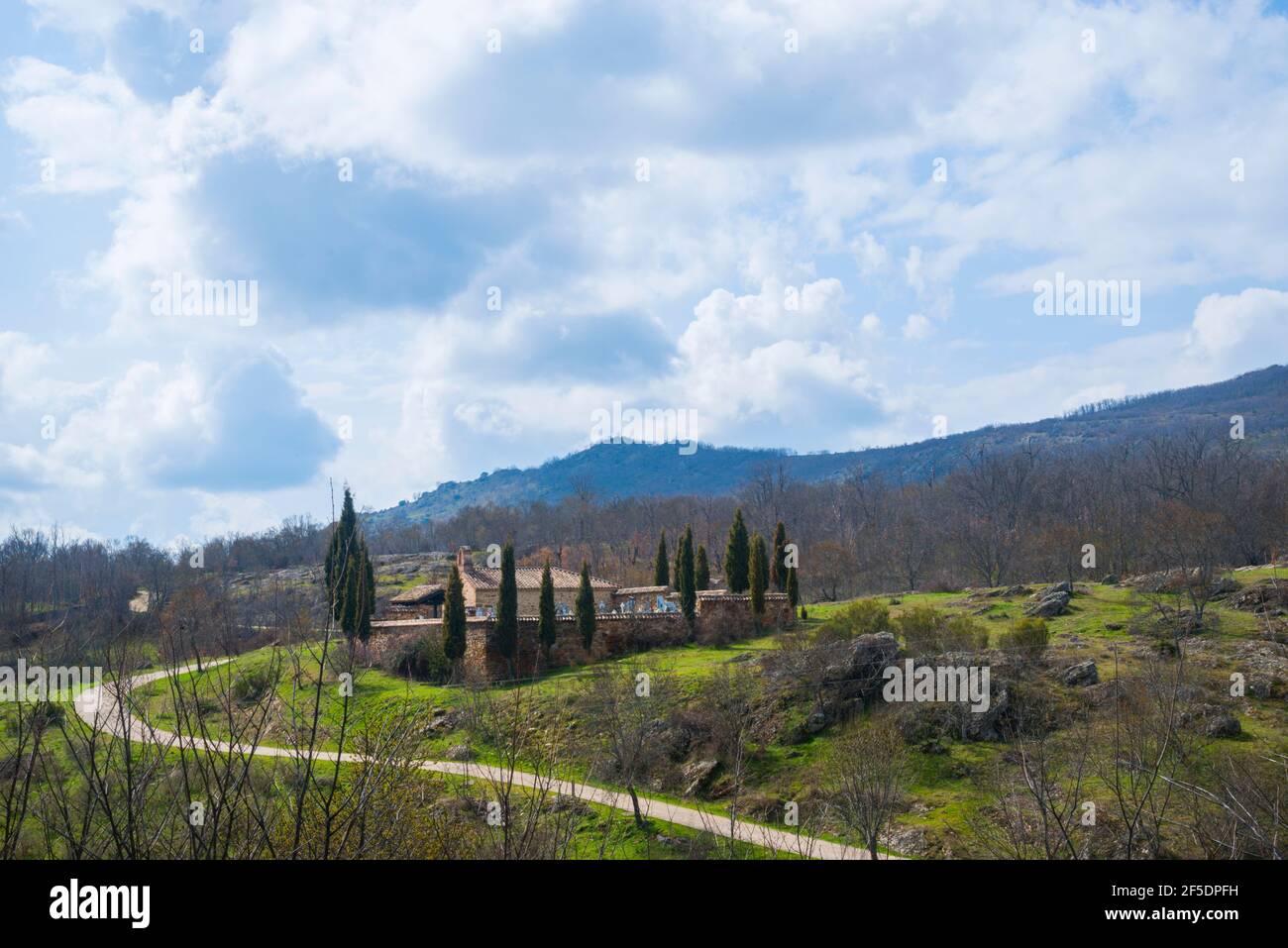 Cimitero e chiesa. Horcajuelo de la Sierra, provincia di Madrid, Spagna. Foto Stock