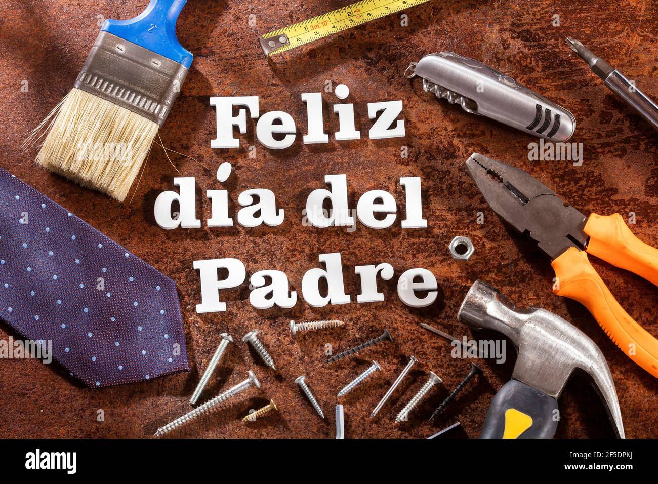 Felice giorno dei padri lettering e strumento Foto Stock