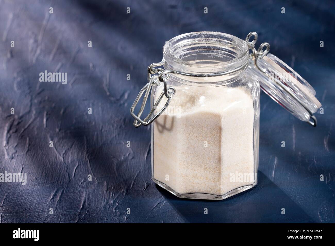 Polvere di collagene idrolizzato in vasetto di vetro Foto Stock