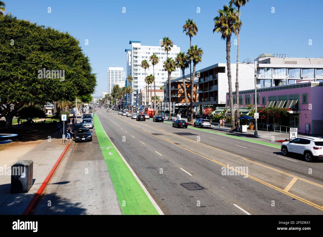 Ocean Avenue guardando ad ovest. Centro di Santa Monica, Los Angeles, California, Stati Uniti d'America Foto Stock