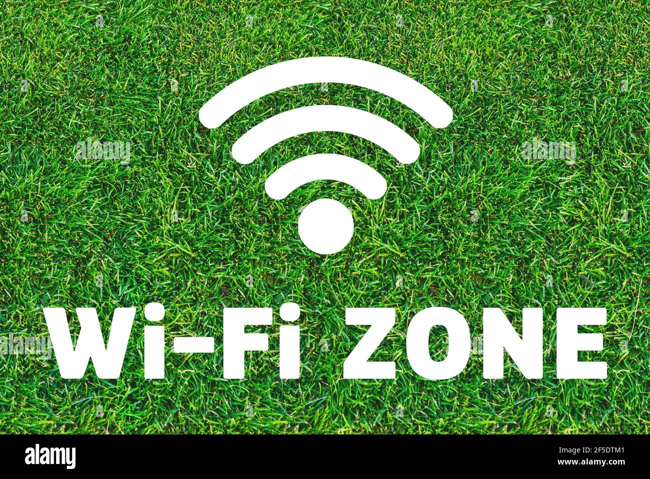 Zona Wi-Fi. Internet point gratuito in un bar, ristorante, caffetteria o parco. Icona Wi-Fi su sfondo verde. Tecnologia e comunicazione. Foto Stock