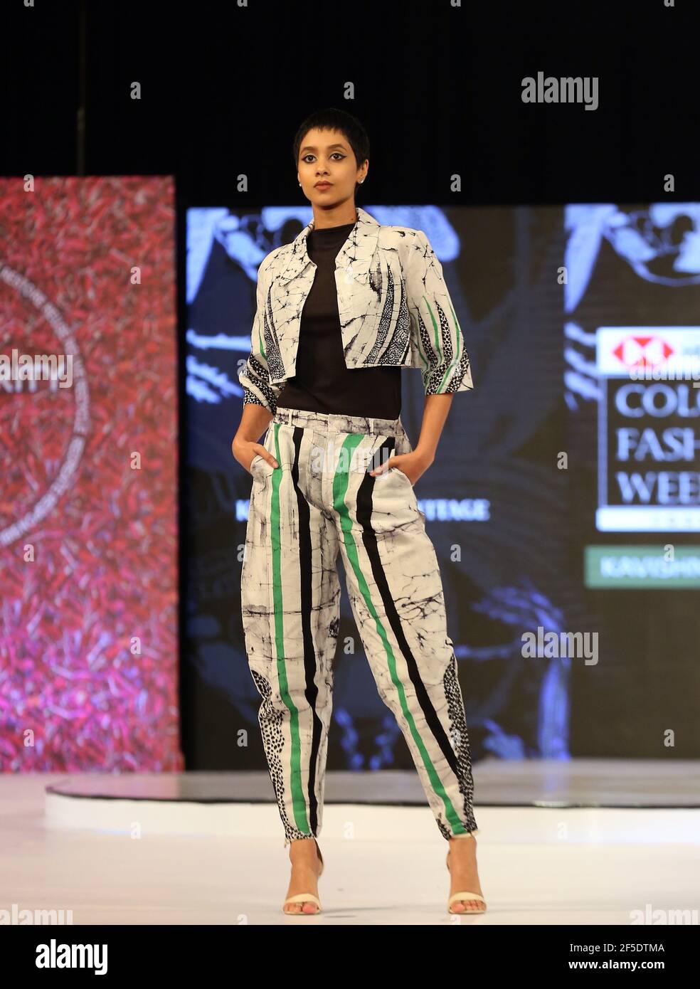 Colombo, Sri Lanka. 25 Marzo 2021. Un modello presenta una creazione durante la Colombo Fashion Week a Colombo, Sri Lanka, 25 marzo 2021. La Colombo Fashion Week (edizione estiva) è stata inaugurata a Colombo il 25 marzo, seguendo rigide linee guida sanitarie, con la partecipazione di 21 nuovi stilisti e designer locali di spicco all'evento della durata di tre giorni. Fondata nel 2003, Colombo Fashion Week è ora al suo 18 ° anno nel 2021. Credit: Ajtih Perera/Xinhua/Alamy Live News Foto Stock