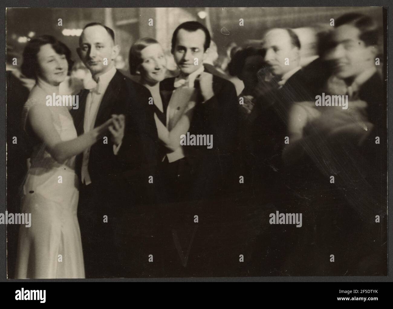 Gruppo di Coppie ben vestiti danzanti. Erich Salomon (tedesco, 1886 - 1944  Foto stock - Alamy