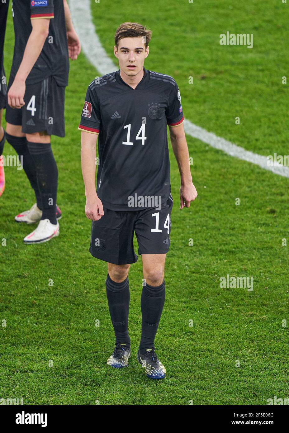 Benjamin HENRICHS, DFB 14 figura intera, azione, immagine singola, azione singola, Einzelbild, Freisteller, Ganzkoerperaufnahme, ganze Figur. Nella partita GERMANIA - ISLANDA 3-0 Deutschland - ISOLA 3-0 Qualifiche per Campionati del mondo, WM quali, Stagione 2020/2021, 25 marzo 2021 a Duisburg, Germania. © Peter Schatz / Alamy Live News importante: Le normative DFB vietano l'uso di fotografie come sequenze di immagini e/o quasi-video. Foto Stock