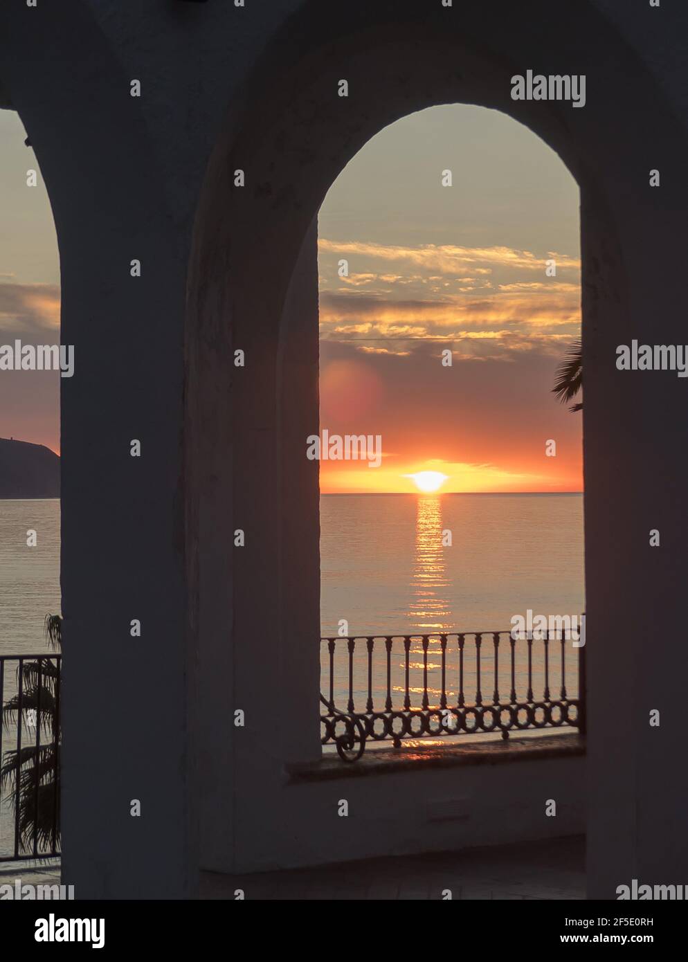 Andalusia in Spagna: alba sul Mediterraneo, preso dal Balcon de Europa, Nerja. Foto Stock