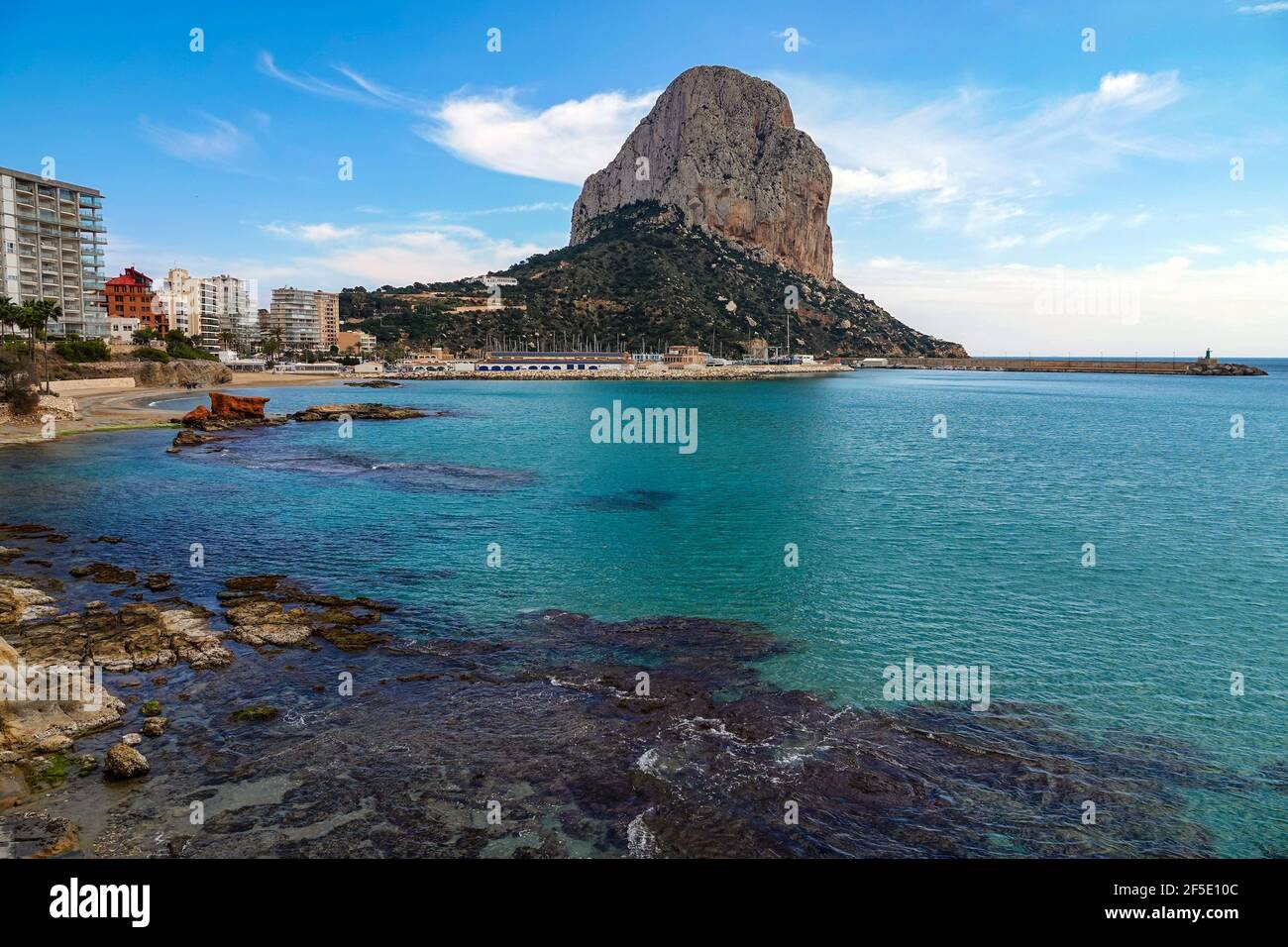 Il Peñon de'Ifach sopra il Mar Mediterraneo a Calpe, Costa Blanca, Spagna Foto Stock