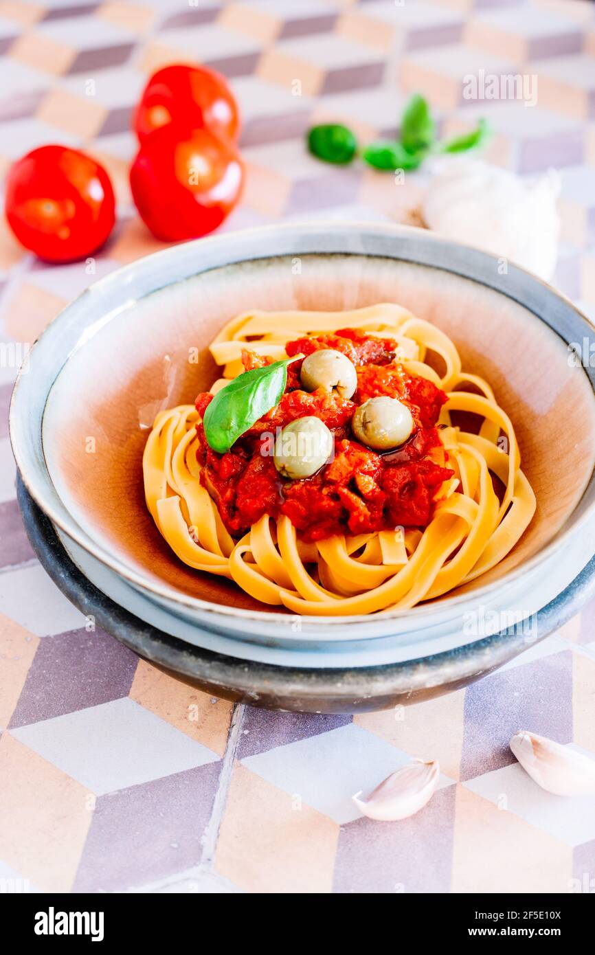 Tagliatelle con salsa di pomodoro, olive e basilico Foto Stock