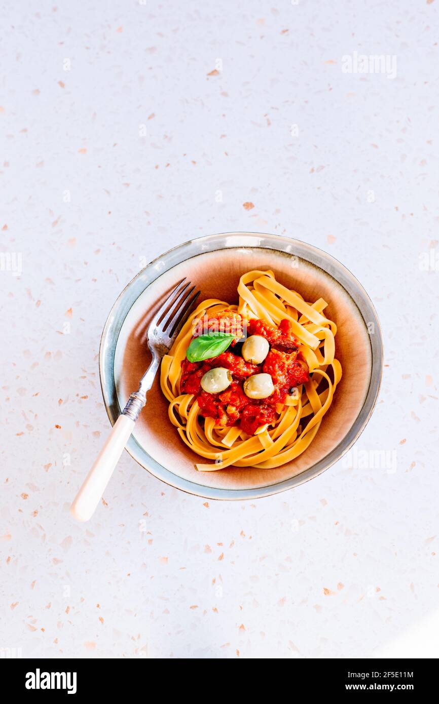 Tagliatelle con salsa di pomodoro, olive e basilico Foto Stock