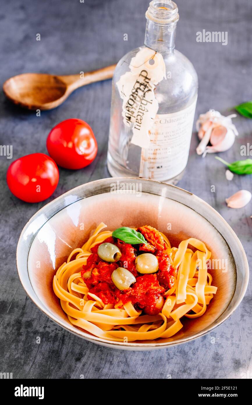 Tagliatelle con salsa di pomodoro, olive e basilico Foto Stock