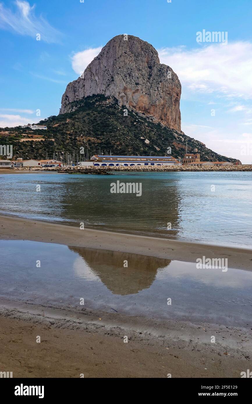 Il Peñon de'Ifach sopra il Mar Mediterraneo a Calpe, Costa Blanca, Spagna Foto Stock