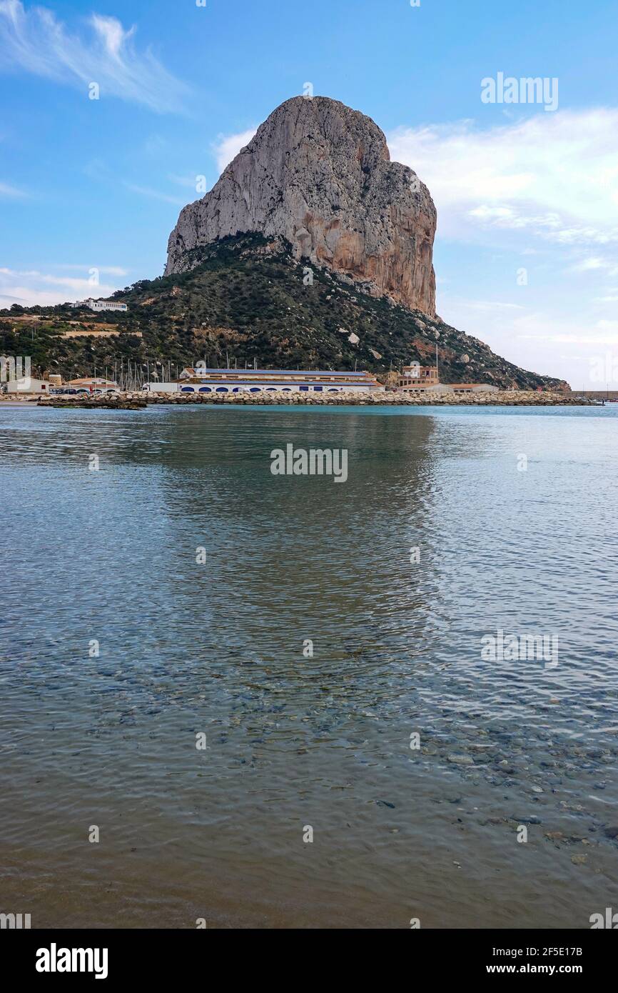 Il Peñon de'Ifach sopra il Mar Mediterraneo a Calpe, Costa Blanca, Spagna Foto Stock
