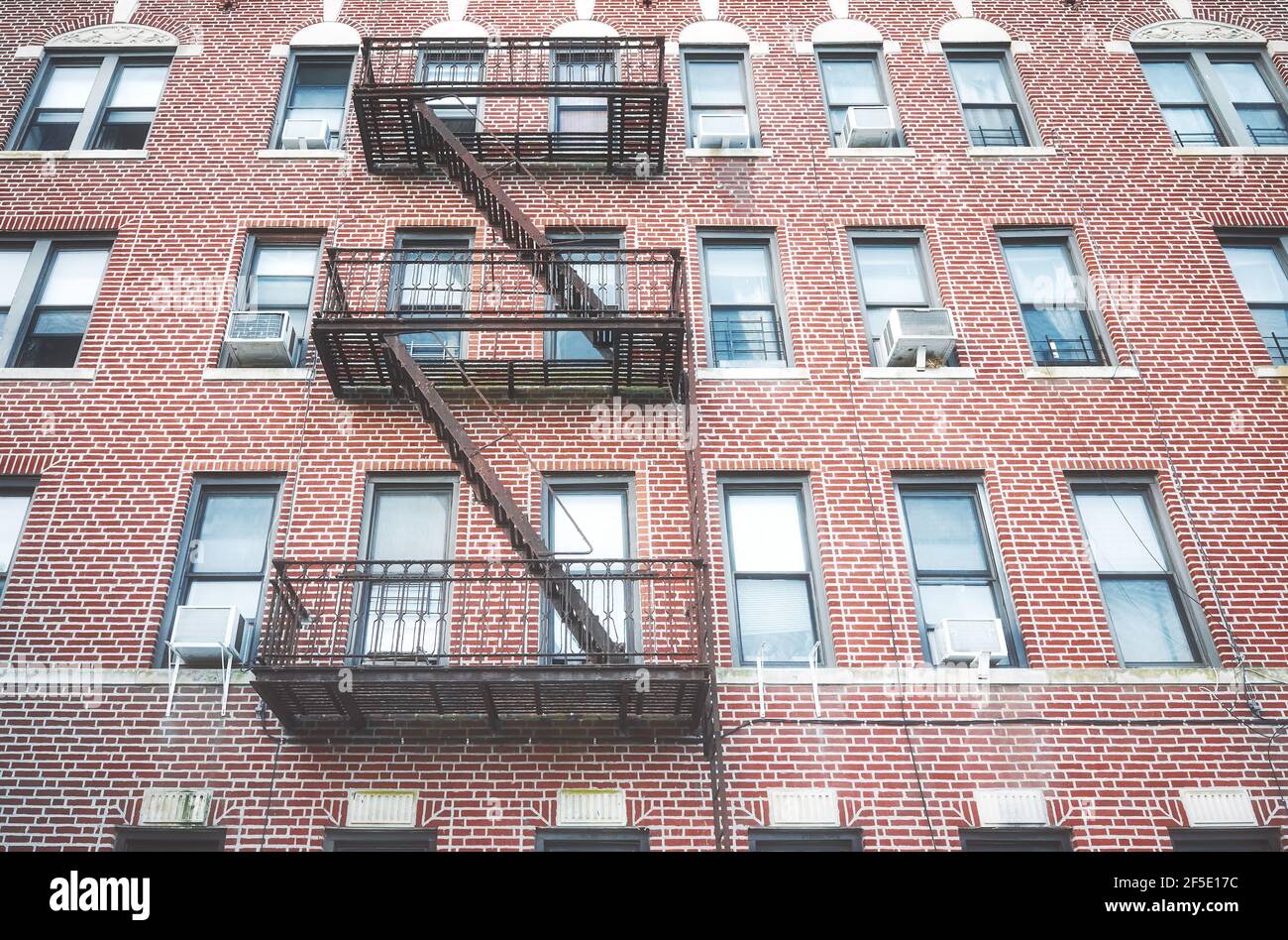 Vecchio edificio in mattoni rossi con fuga dal fuoco di ferro, New York City, Stati Uniti. Foto Stock