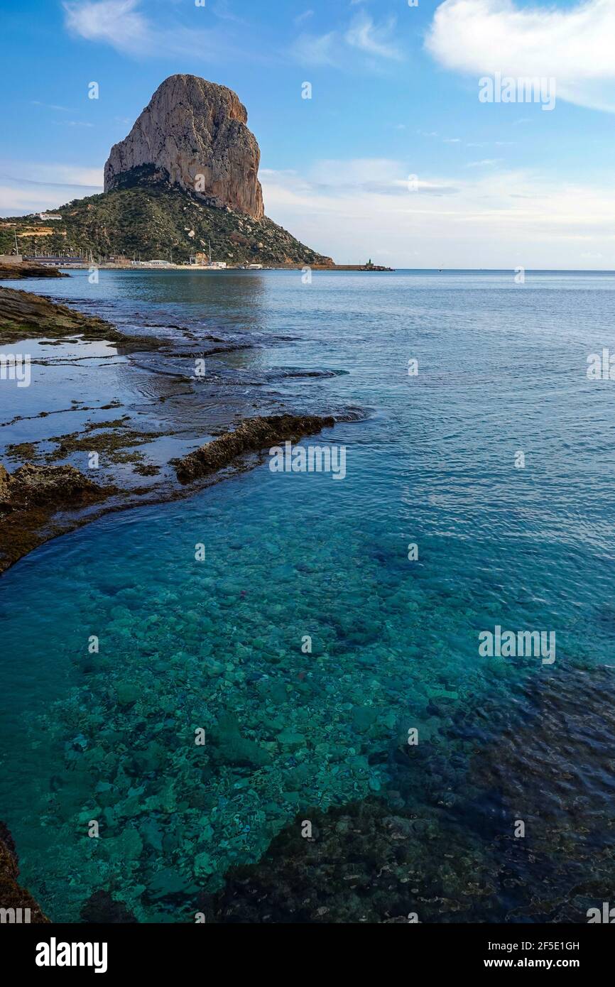 Banys de la Reina e l'Peñon de'Ifach sul Mar Mediterraneo a Calpe, Costa Blanca, Spagna Foto Stock