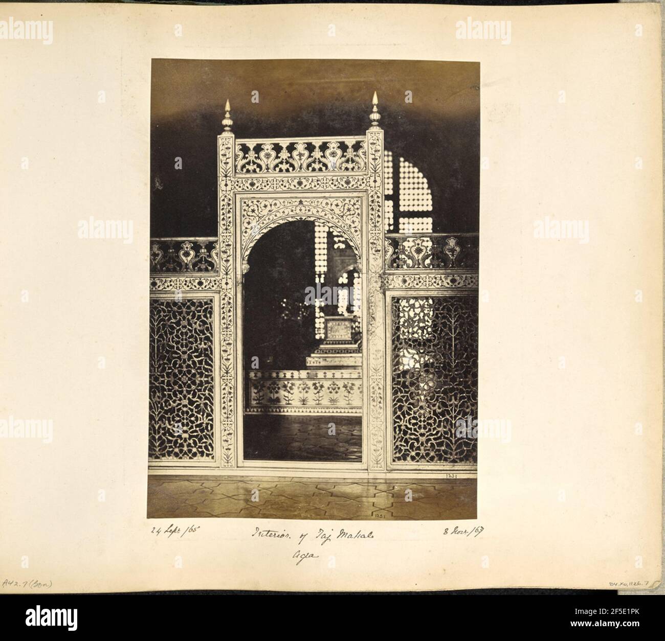 Agra; lo schermo che racchiude il sarcofagi nell'interno del Taj. Vista dello schermo che racchiude il cenotafio per Mumtaz Mahal al Taj Mahal. Lo schermo in marmo è decorato con intricati lavori a graticcio forato. La cornice dell'arco e il cenotafio alle sue spalle sono decorati con intarsi in marmo ornato. (Recto, immagine) in basso a destra, scritto a mano in negativo in due posti: '1231' (recto, mount) in basso a sinistra, scritto a mano in inchiostro nero: '24 sett. /65' in basso a sinistra, scritto a mano in matita: 'A42.7 (Bou)' in basso al centro, scritto a mano in inchiostro nero: 'Interno. Di Taj Mahal / Agraa' in basso a destra, handwr Foto Stock