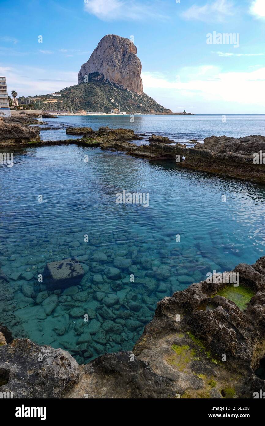 Banys de la Reina e l'Peñon de'Ifach sul Mar Mediterraneo a Calpe, Costa Blanca, Spagna Foto Stock
