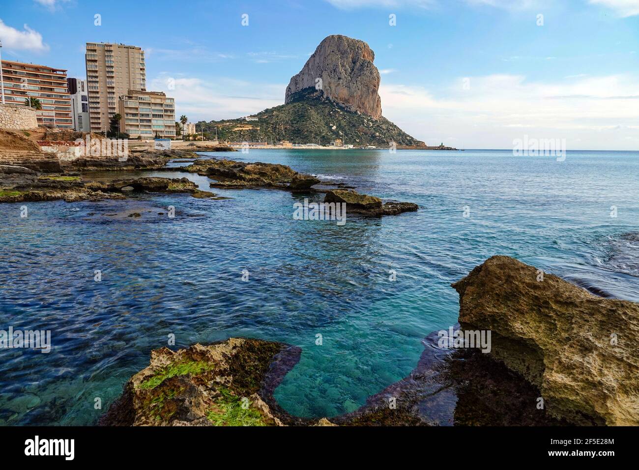 Banys de la Reina e l'Peñon de'Ifach sul Mar Mediterraneo a Calpe, Costa Blanca, Spagna Foto Stock