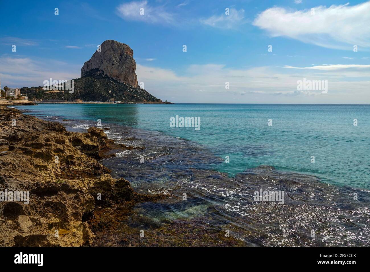 Banys de la Reina e l'Peñon de'Ifach sul Mar Mediterraneo a Calpe, Costa Blanca, Spagna Foto Stock