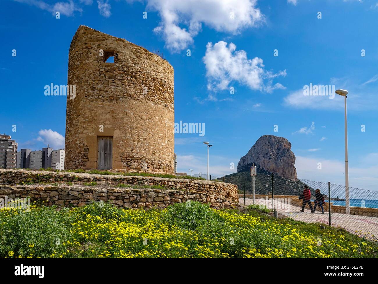 Vecchia torre e la Peñon de'Ifach sopra il Mar Mediterraneo a Calpe, Costa Blanca, Spagna Foto Stock