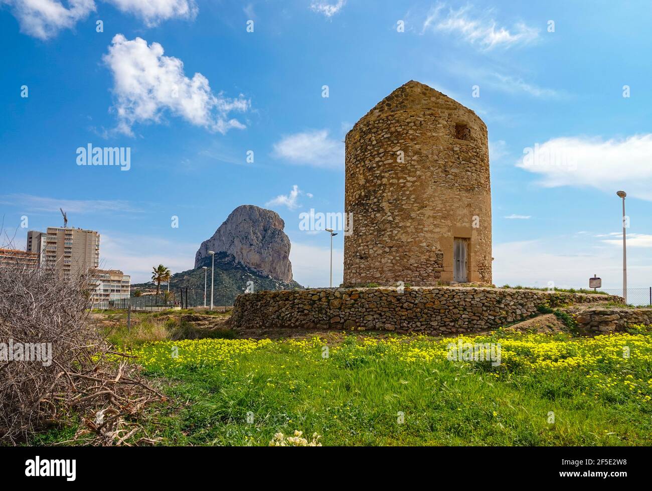 Vecchia torre e la Peñon de'Ifach sopra il Mar Mediterraneo a Calpe, Costa Blanca, Spagna Foto Stock