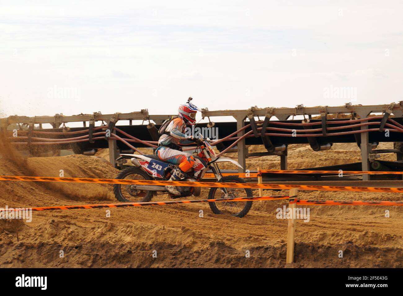 Moto enduro concorrenza. Un lettore con una videocamera sportiva su un casco. Foto Stock
