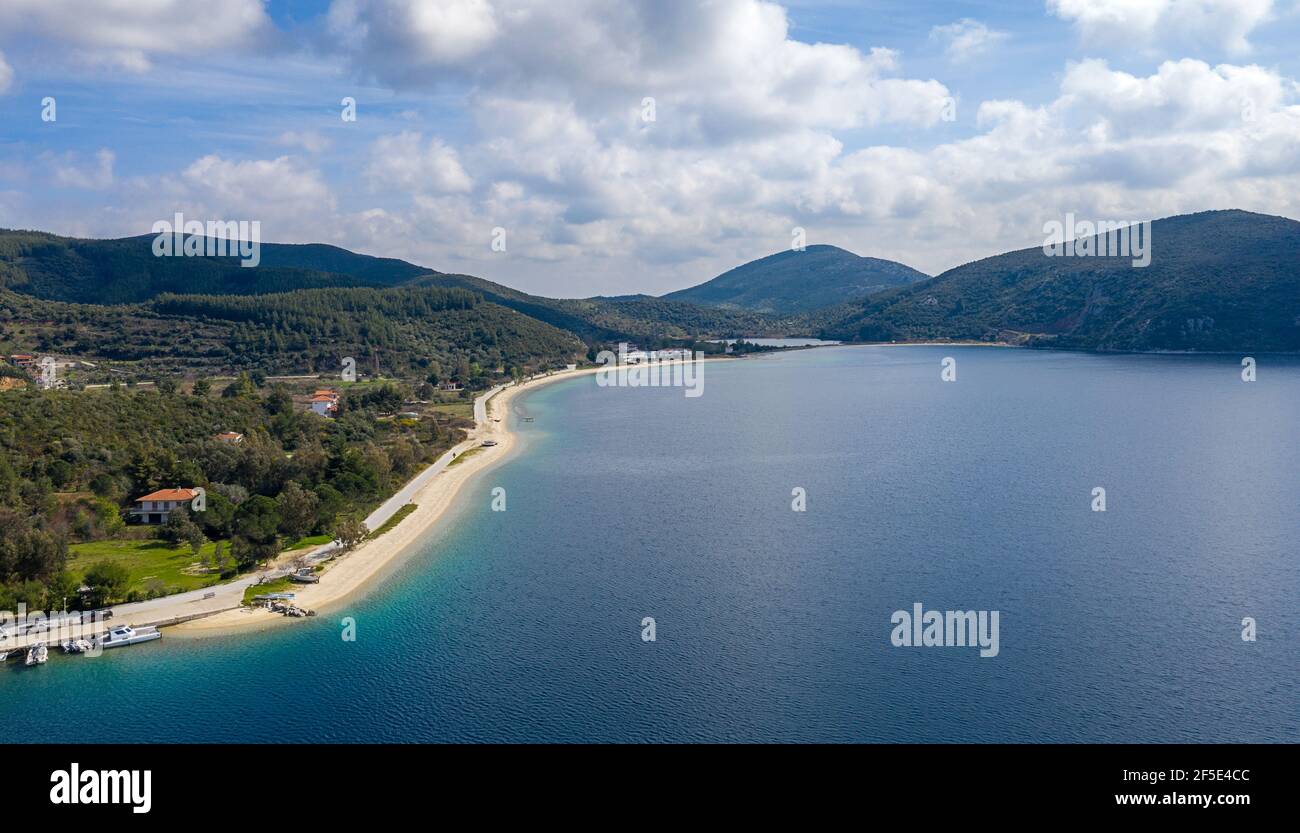 Vista panoramica sulla costa blu del mare greco isola turistica con alberi verdi foresta natura e bianco nuvoloso sfondo del cielo Foto Stock