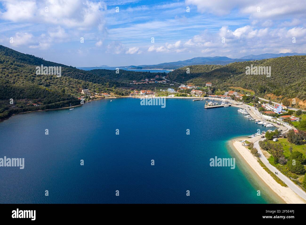 Vista panoramica dall'alto sul mare Mediterraneo blu acqua con bianca spiaggia di sabbia lungo verdi colline costa, yacht e barche molo, alberghi turistici, Sum Foto Stock