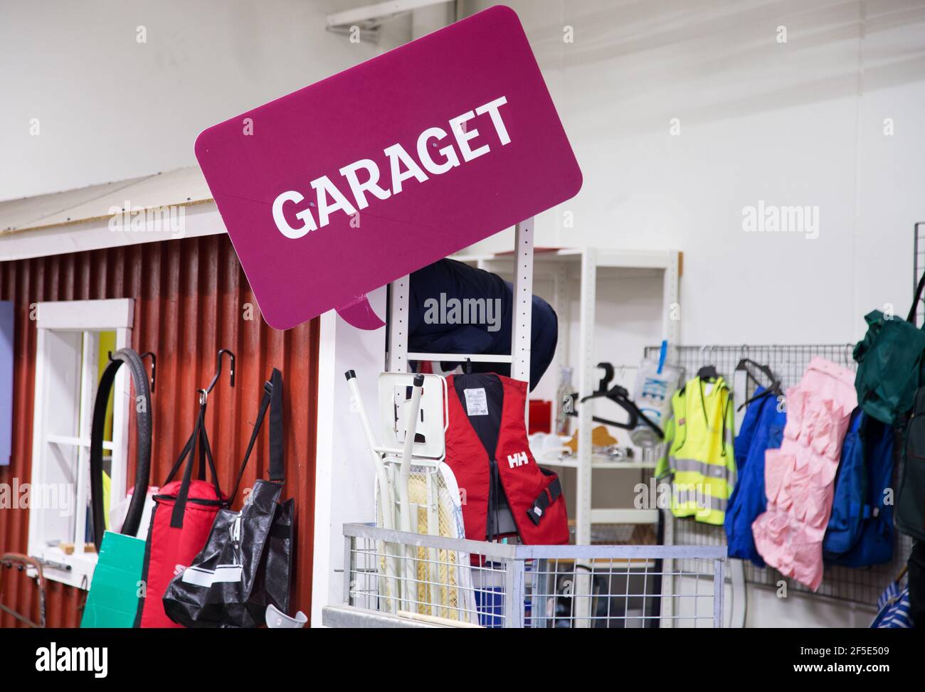 Ornamenti e oggetti usati nel negozio di seconda mano Erikshjälpen. Foto Stock