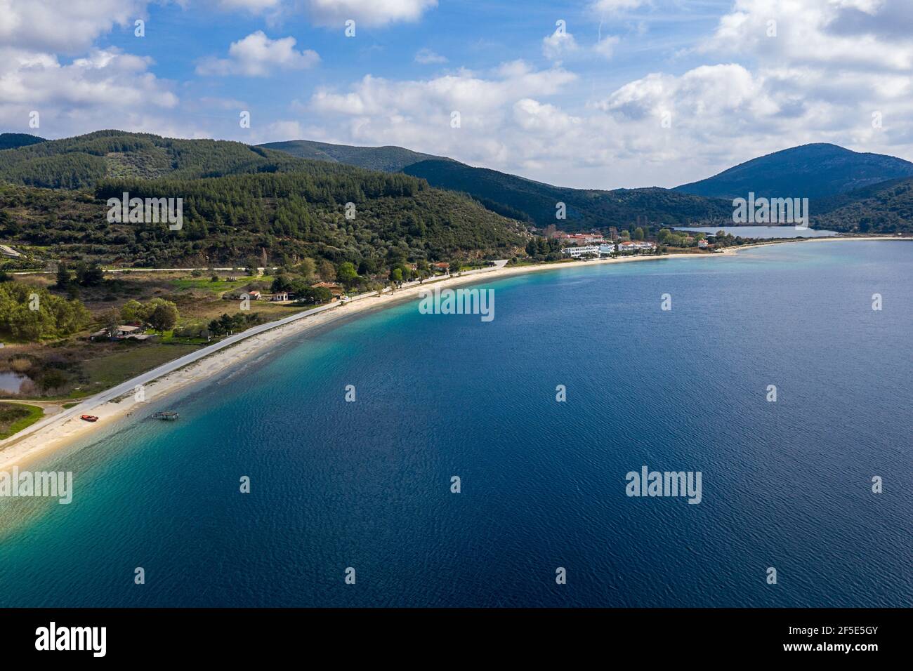 Vista dall'alto del paesaggio mediterraneo del mare in estate Grecia, isola Halkidiki, Sithonia, Europa. Panorama della costa della baia del mare con cielo blu chiaro copia spazio Foto Stock