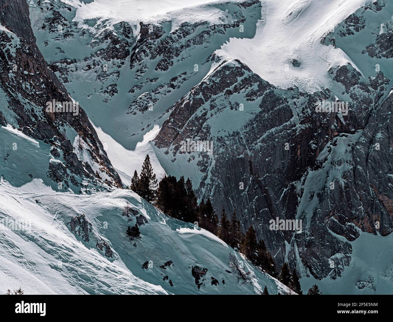 Bellissime cime innevate nel villaggio montano di Les Diableret in Svizzera. Foto Stock