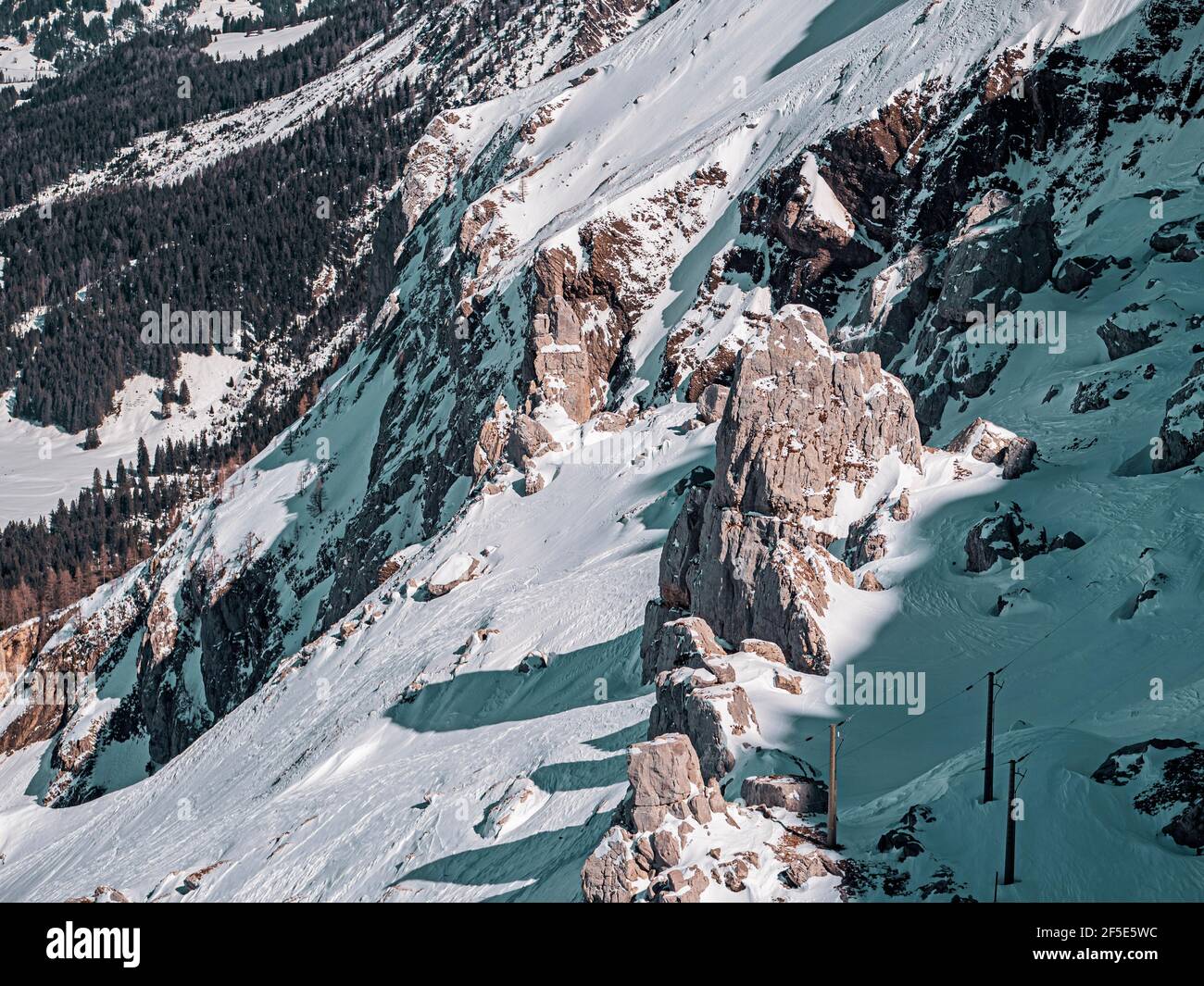 Bellissime cime innevate nel villaggio montano di Les Diableret in Svizzera. Foto Stock