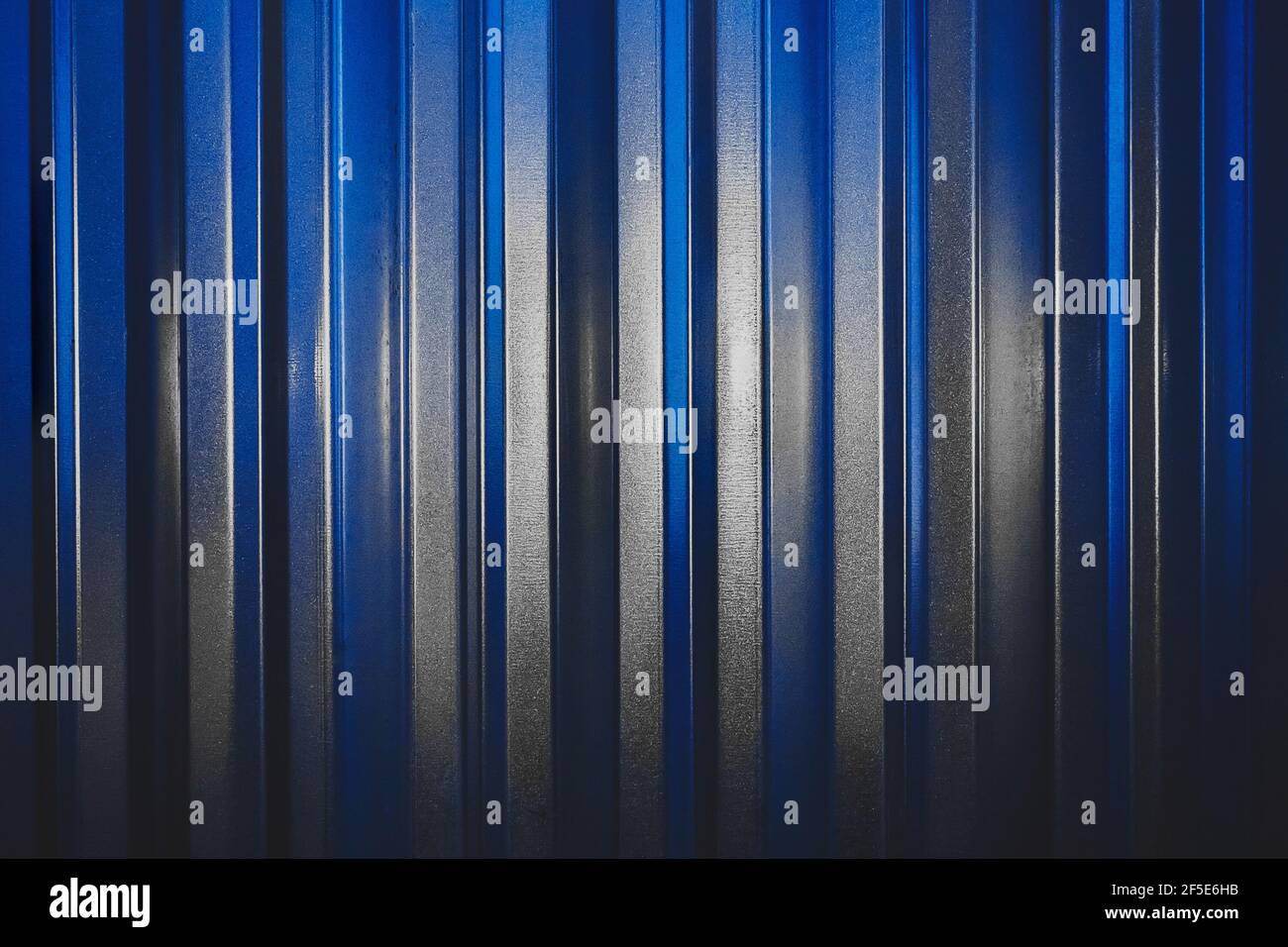 Recinzione in ferro galvanizzato con punto bianco luminoso su fondo di texture blu. Foto Stock