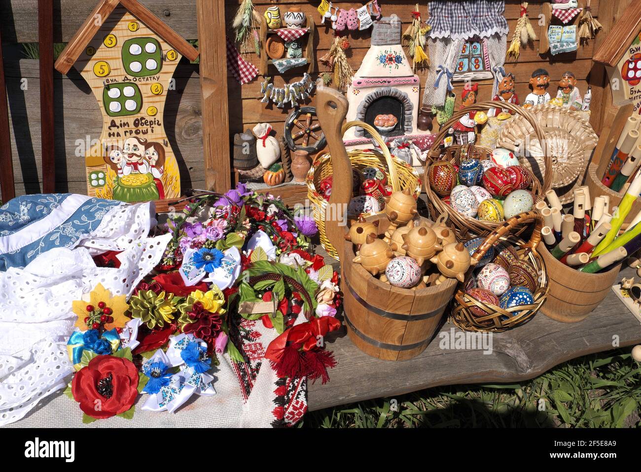 Mostra di souvenir fatti a mano, Pirogovo Folk Architecture Museum, fuori Kiev, Ucraina Foto Stock