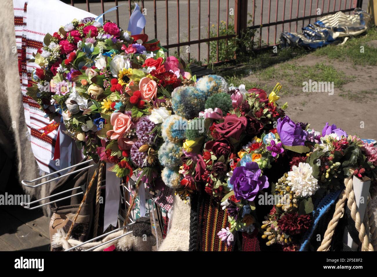 Fiori di materiale fatti a mano, Pirogovo Folk Architecture Museum, fuori Kiev, Ucraina Foto Stock