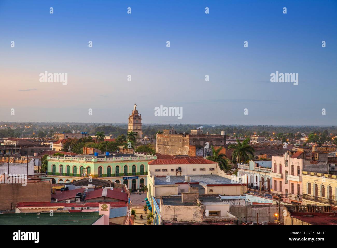 Cuba, Camaguey, Provincia di Camaguey, Vista della città guardando verso la Gran Antilla e Iglesia Catedral de Nuestra Señora de la Candelaria Foto Stock